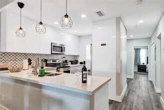 2413 SW 58th Manor in Fort Lauderdale, FL - Building Photo - Building Photo