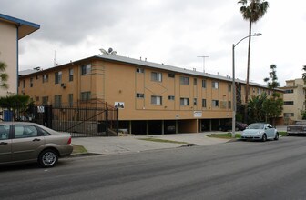 The Hobart Riviera Apartments in Los Angeles, CA - Foto de edificio - Building Photo