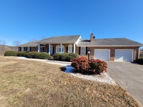 756 Blue Hollow Rd in Mount Airy, NC - Building Photo - Building Photo