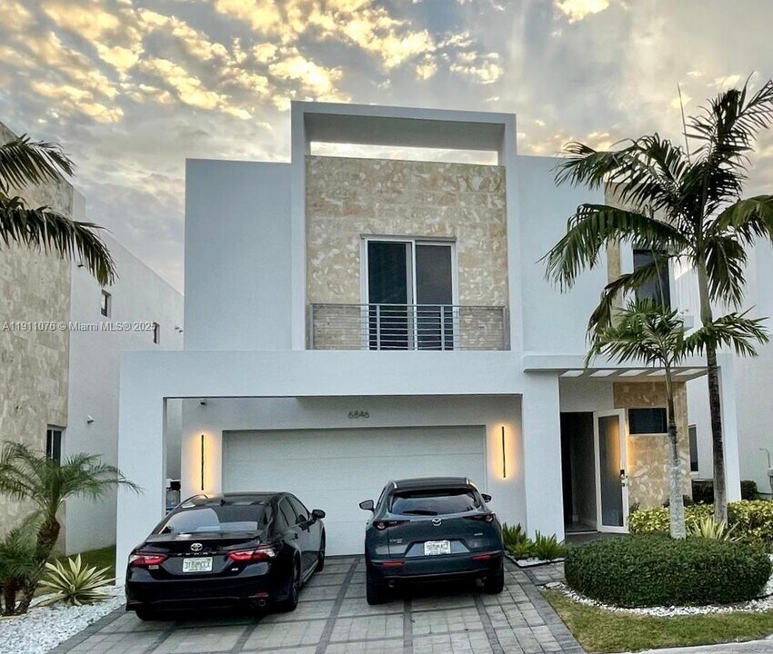 6846 NW 103rd Ave in Doral, FL - Building Photo