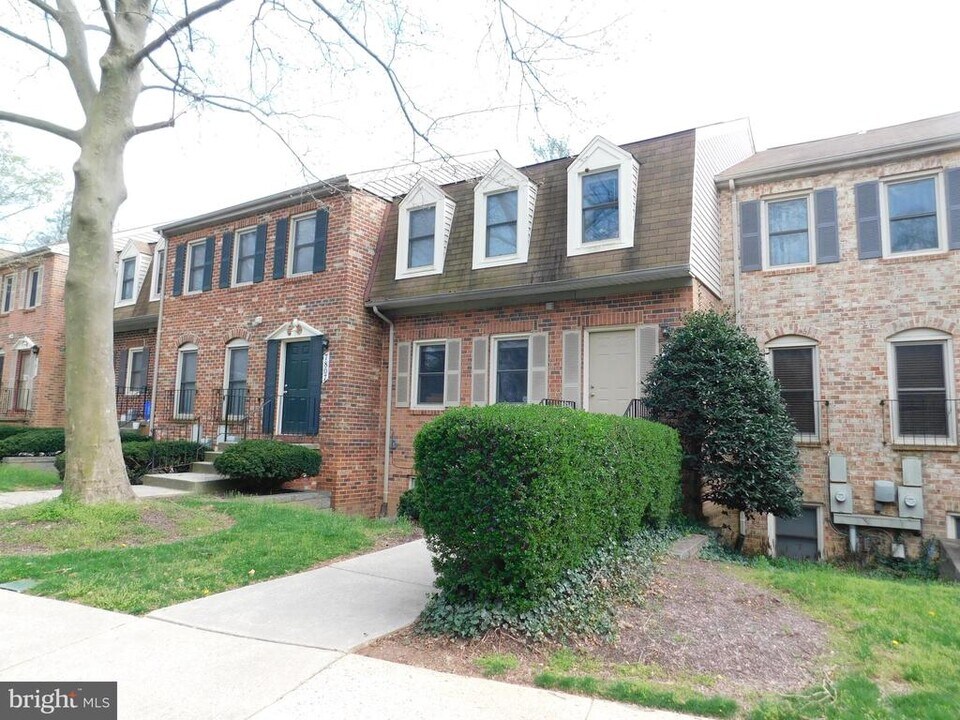 7805 Coddle Harbor Ln in Rockville, MD - Building Photo