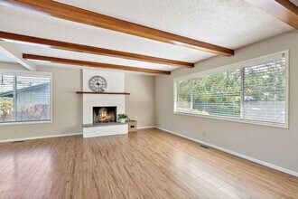 735 Oak Knoll Dr in Ashland, OR - Building Photo - Building Photo