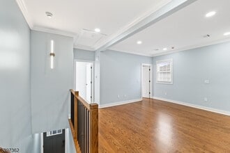 8 Essex St in Nutley, NJ - Foto de edificio - Building Photo