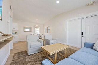 637 S Orlando Ave in Cocoa Beach, FL - Foto de edificio - Building Photo