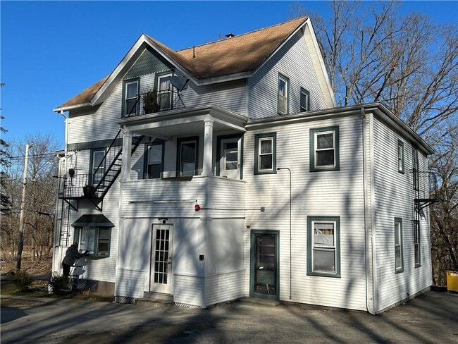907 Bernon St in Woonsocket, RI - Building Photo - Building Photo