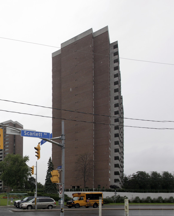 Lambton Square in Toronto, ON - Building Photo