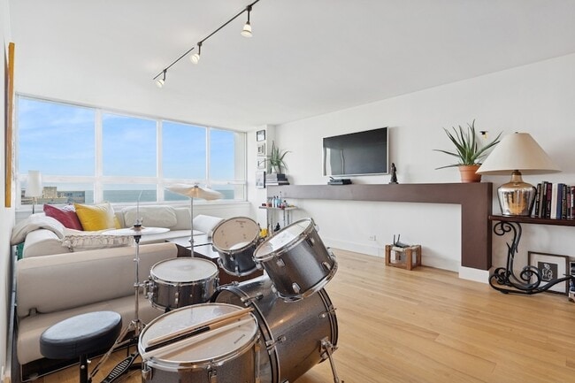 6171 N Sheridan Rd, Unit 2809 in Chicago, IL - Building Photo - Building Photo