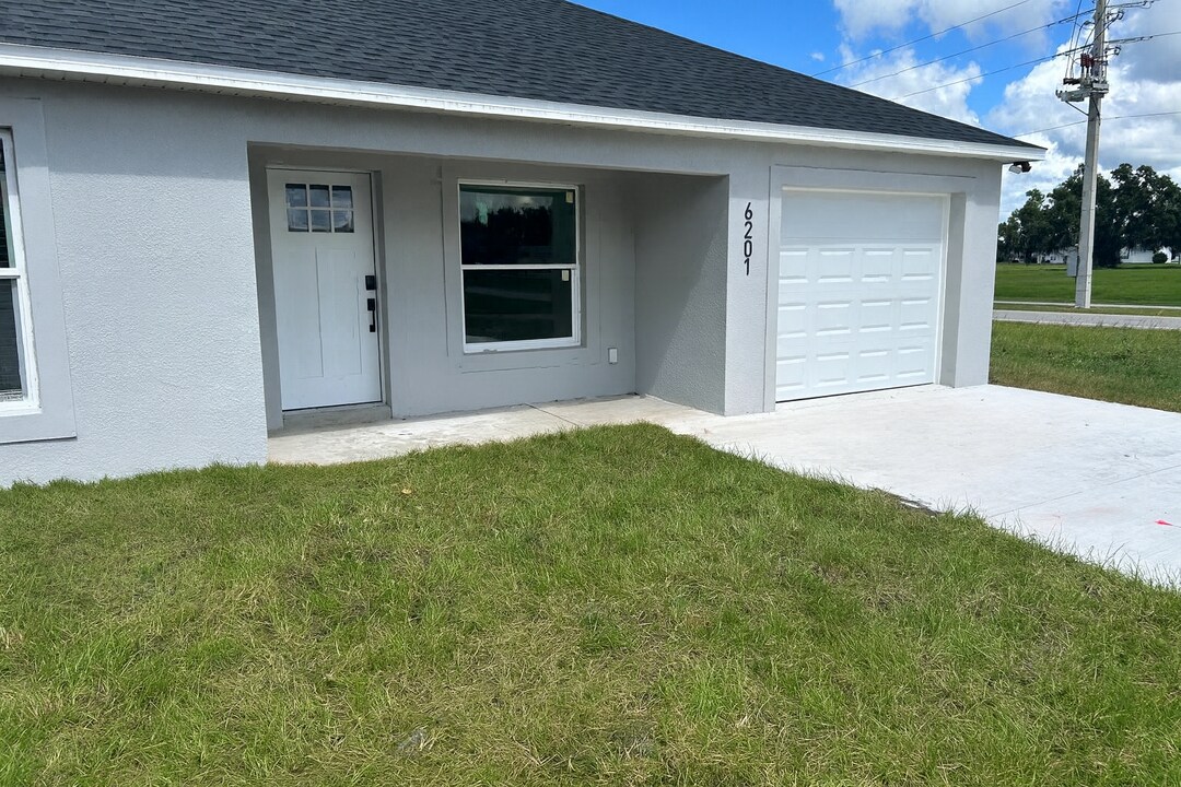 6201 Red Cedar Rd in Sebring, FL - Foto de edificio