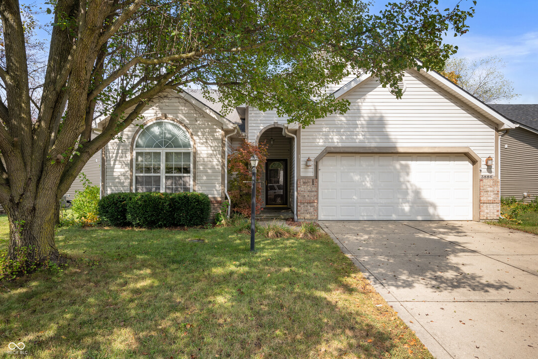 5886 Hollow Oak Trail in Carmel, IN - Building Photo