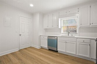 460 Forestgate Ct in Atlanta, GA - Foto de edificio - Building Photo