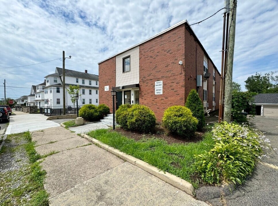 155 Wayne St in Bridgeport, CT - Building Photo
