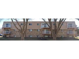 901 Country Club Dr in Marshall, MN - Building Photo