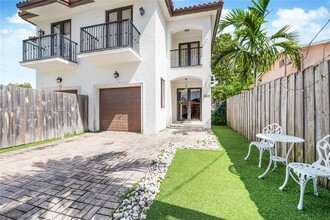 3421 SW 13th Terrace in Miami, FL - Foto de edificio - Building Photo