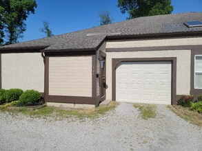 301 Schrock Rd in Worthington, OH - Foto de edificio - Building Photo