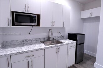 14420 SW 74th St in Miami, FL - Foto de edificio - Building Photo