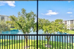 2226 N Cypress Bend Dr, Unit 308 in Pompano Beach, FL - Building Photo