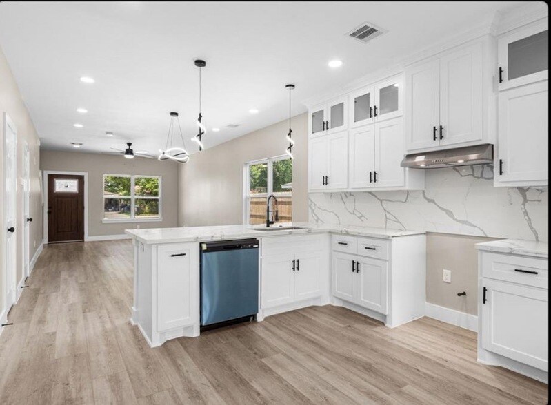 102 Schade Ln, Unit B in Houston, TX - Building Photo