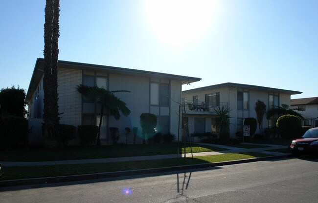 Greenbrier Apartments in Los Alamitos, CA - Building Photo - Building Photo