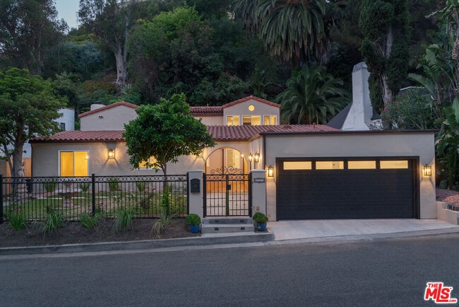 property at 1527 N Beverly Dr