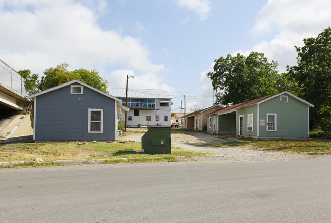 2202 Osburn St in San Antonio, TX - Building Photo - Building Photo