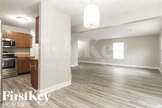 10431 Wintergreen Way in Indianapolis, IN - Foto de edificio - Building Photo