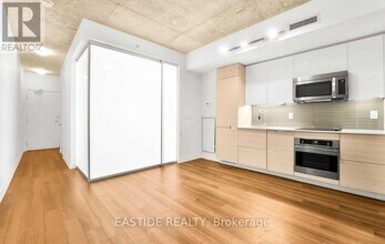 210 Simcoe St in Toronto, ON - Building Photo - Building Photo
