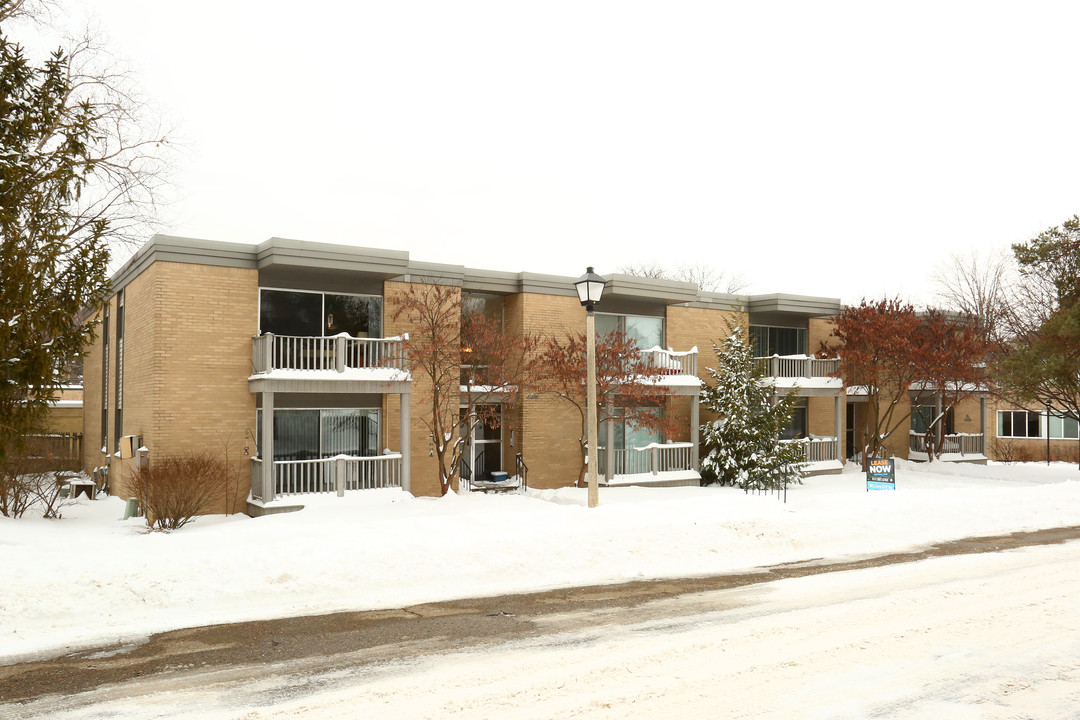 East Knolls Apartments in East Lansing, MI - Building Photo