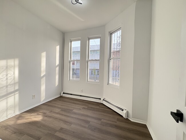 70 Wilkinson Ave, Unit 1 in Jersey City, NJ - Foto de edificio - Building Photo
