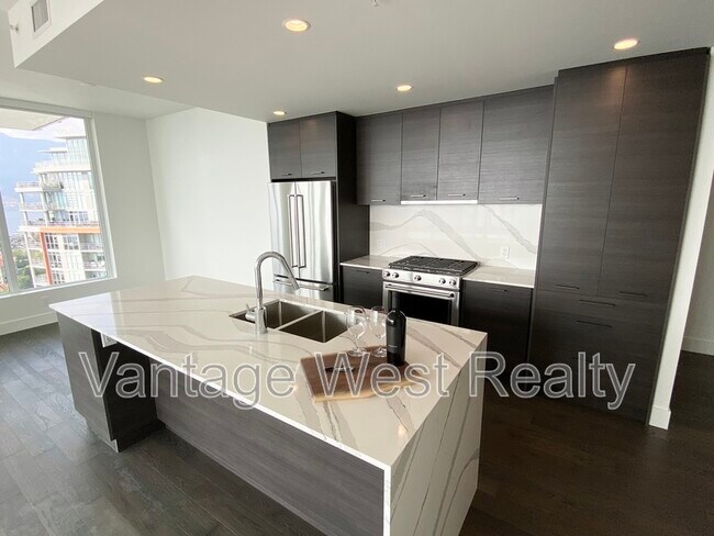 1181 Sunset Dr in Kelowna, BC - Building Photo - Building Photo