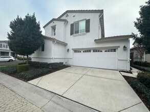 2205 Salice Wy in Brentwood, CA - Foto de edificio - Building Photo