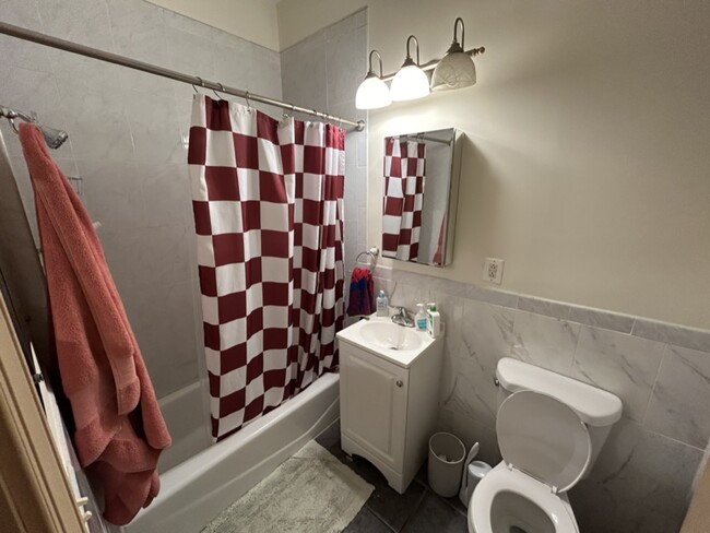 250 S 13th St, Unit 2C in Philadelphia, PA - Building Photo - Building Photo