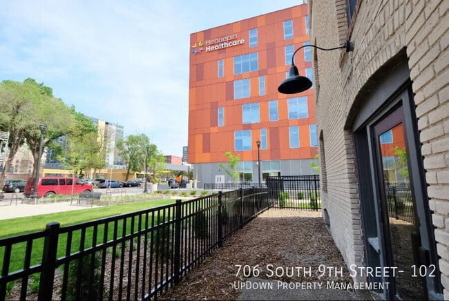 706 S 9th St in Minneapolis, MN - Building Photo - Building Photo