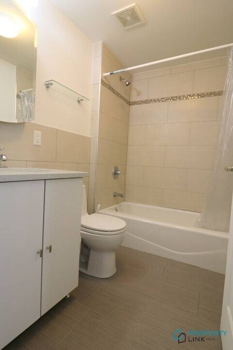 521 W 48th St in New York, NY - Building Photo