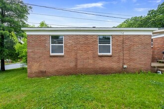 Helena Apartments in Charlotte, NC - Building Photo - Building Photo