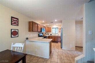 5283 Broadlake Ln in Las Vegas, NV - Foto de edificio - Building Photo