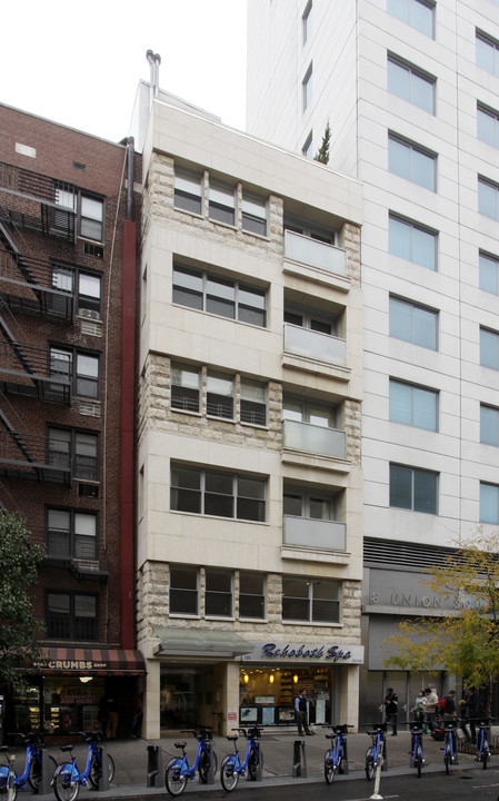 126 University Pl in New York, NY - Building Photo