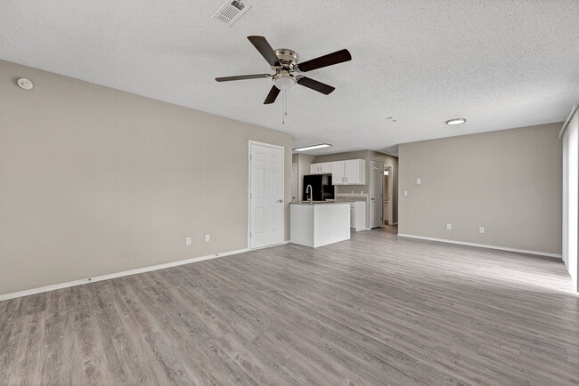 4660 W Dover St in Fayetteville, AR - Foto de edificio - Building Photo