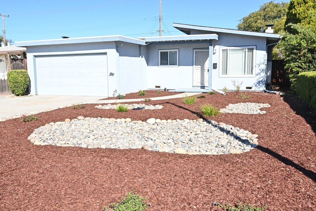 2721 Benton St in Santa Clara, CA - Building Photo