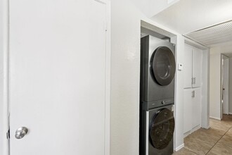 Woodridge Manor Apartments in Glendale, AZ - Building Photo - Building Photo