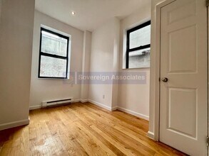 342 Manhattan Ave in New York, NY - Building Photo - Building Photo