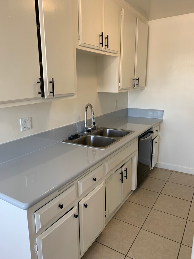 727 N Eucalyptus Ave in Inglewood, CA - Building Photo - Building Photo