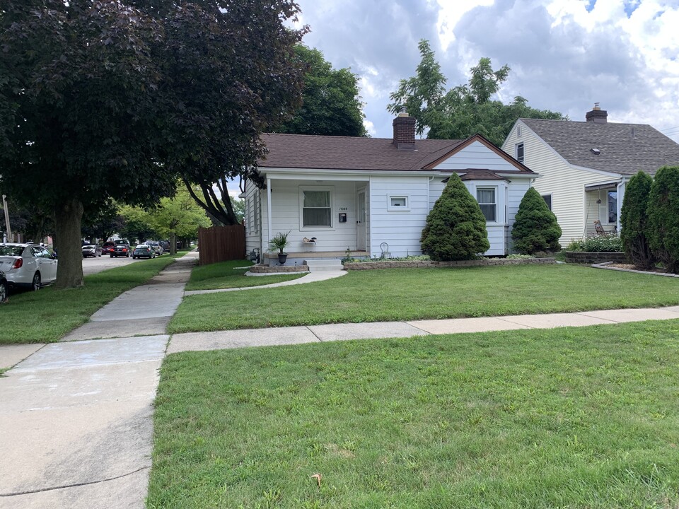 19305 Philomene Blvd in Allen Park, MI - Building Photo