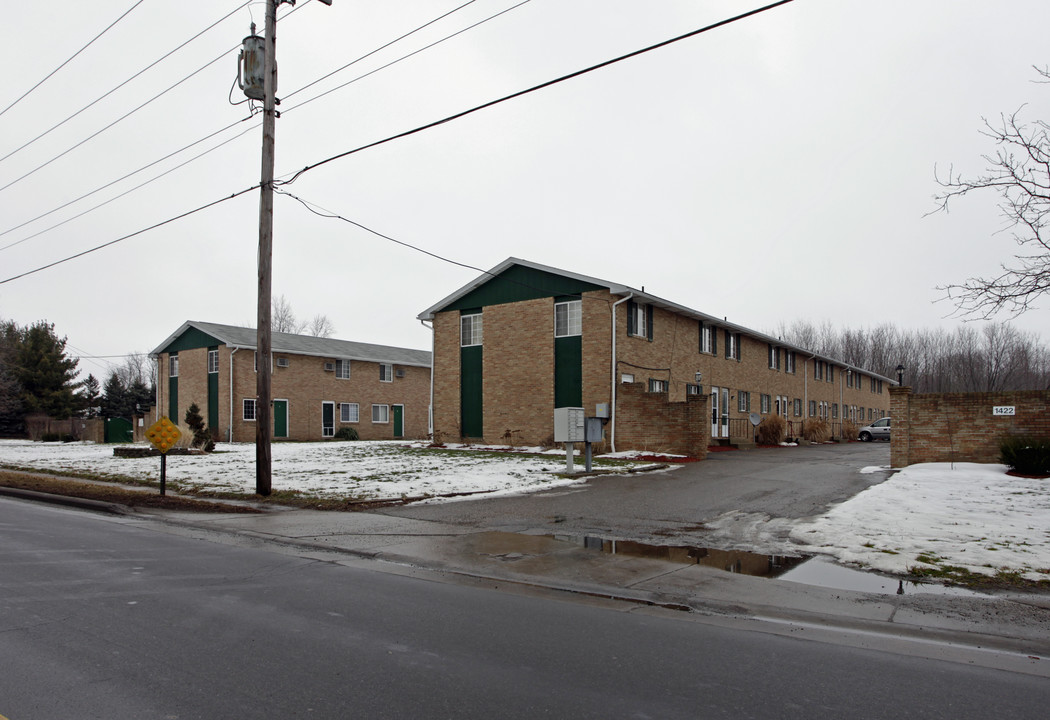 Chapel Street Town Homes in Louisville, OH - Foto de edificio