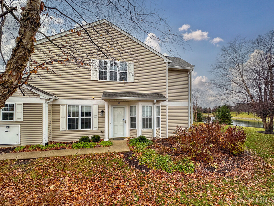 2451 Sheehan Dr in Naperville, IL - Building Photo
