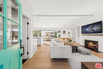2245 Canyon Dr in Los Angeles, CA - Building Photo - Building Photo
