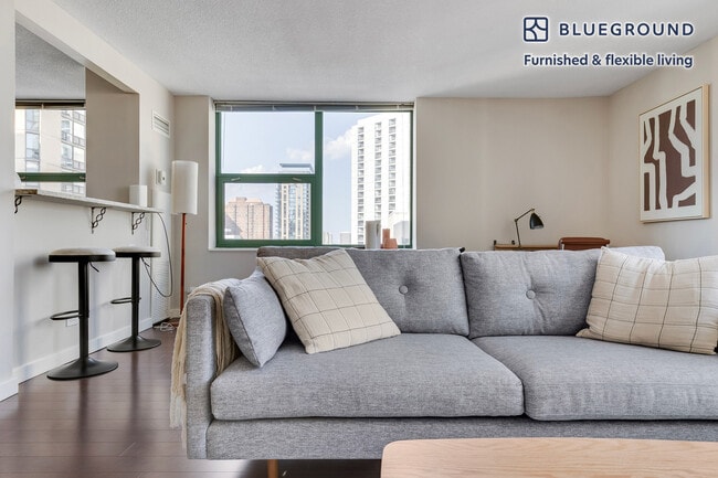 77 W Huron St in Chicago, IL - Foto de edificio - Building Photo