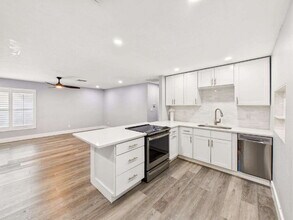 567 13th St N in Naples, FL - Building Photo - Building Photo