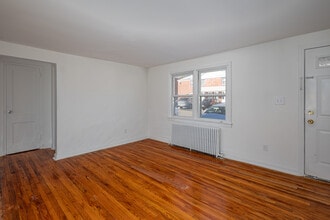Jefferson Gardens in Clifton, NJ - Building Photo - Interior Photo