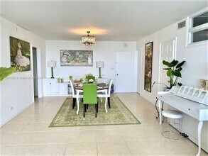 5005 Collins Ave in Miami Beach, FL - Foto de edificio - Building Photo