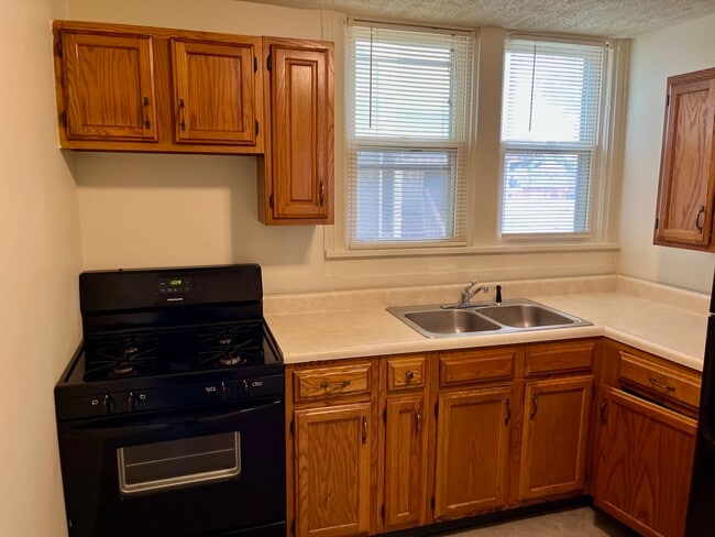 510 E Locust St, Unit A in Bloomington, IL - Building Photo - Building Photo